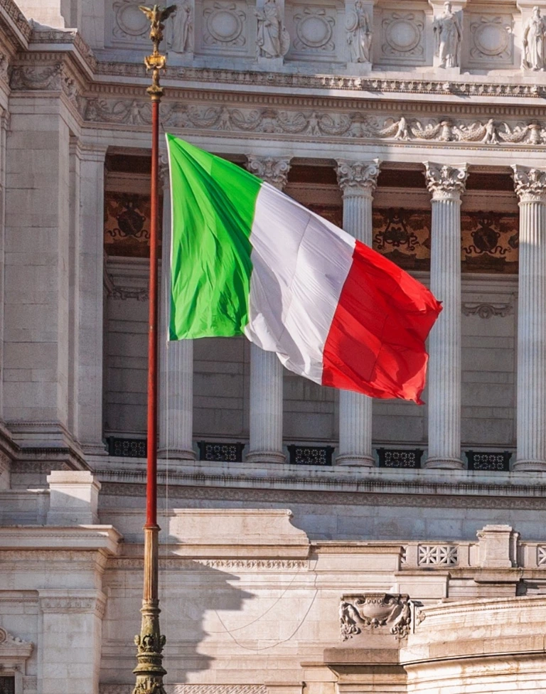 Flaga Włoch przed budynkiem